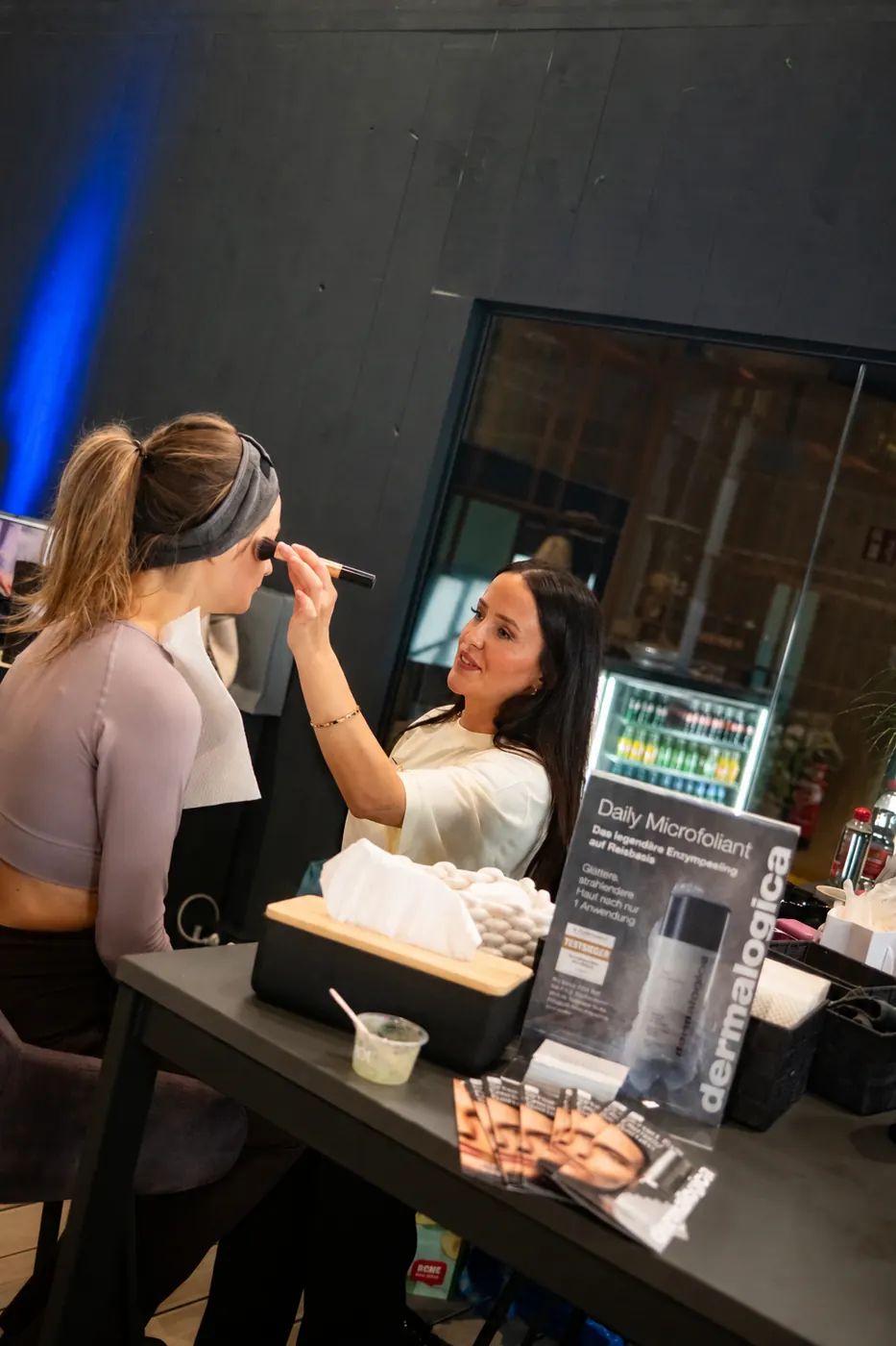 Make-up-Artist an der Glow Bar