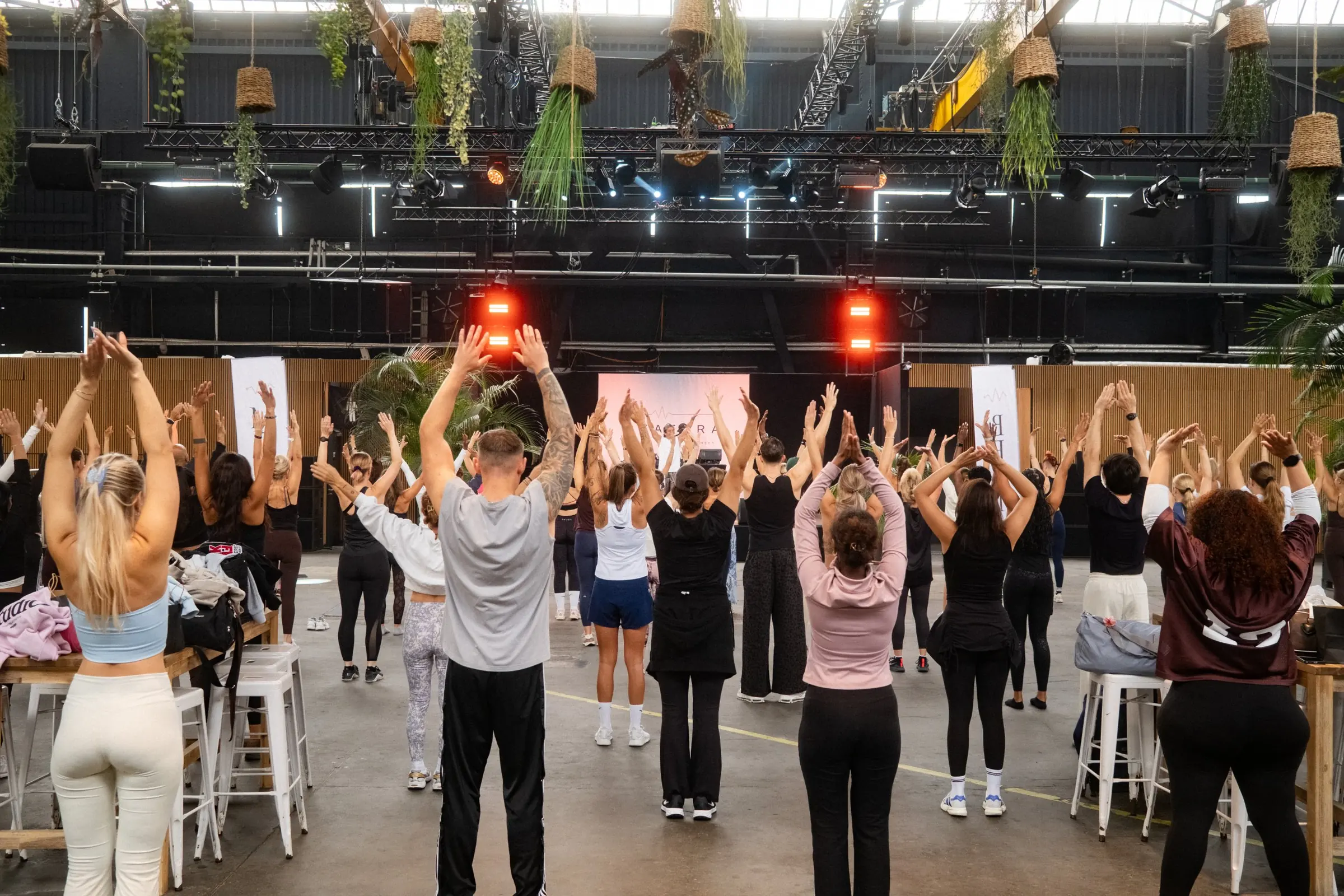 Volle Halle im RheinRiff: Hunderte Gäste mit erhobenen Armen beim Kurs vor der Beatura-Bühne