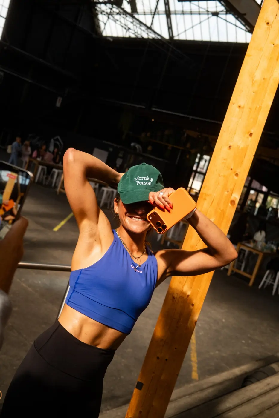 Lachende Teilnehmerin mit Morning-Person-Cap