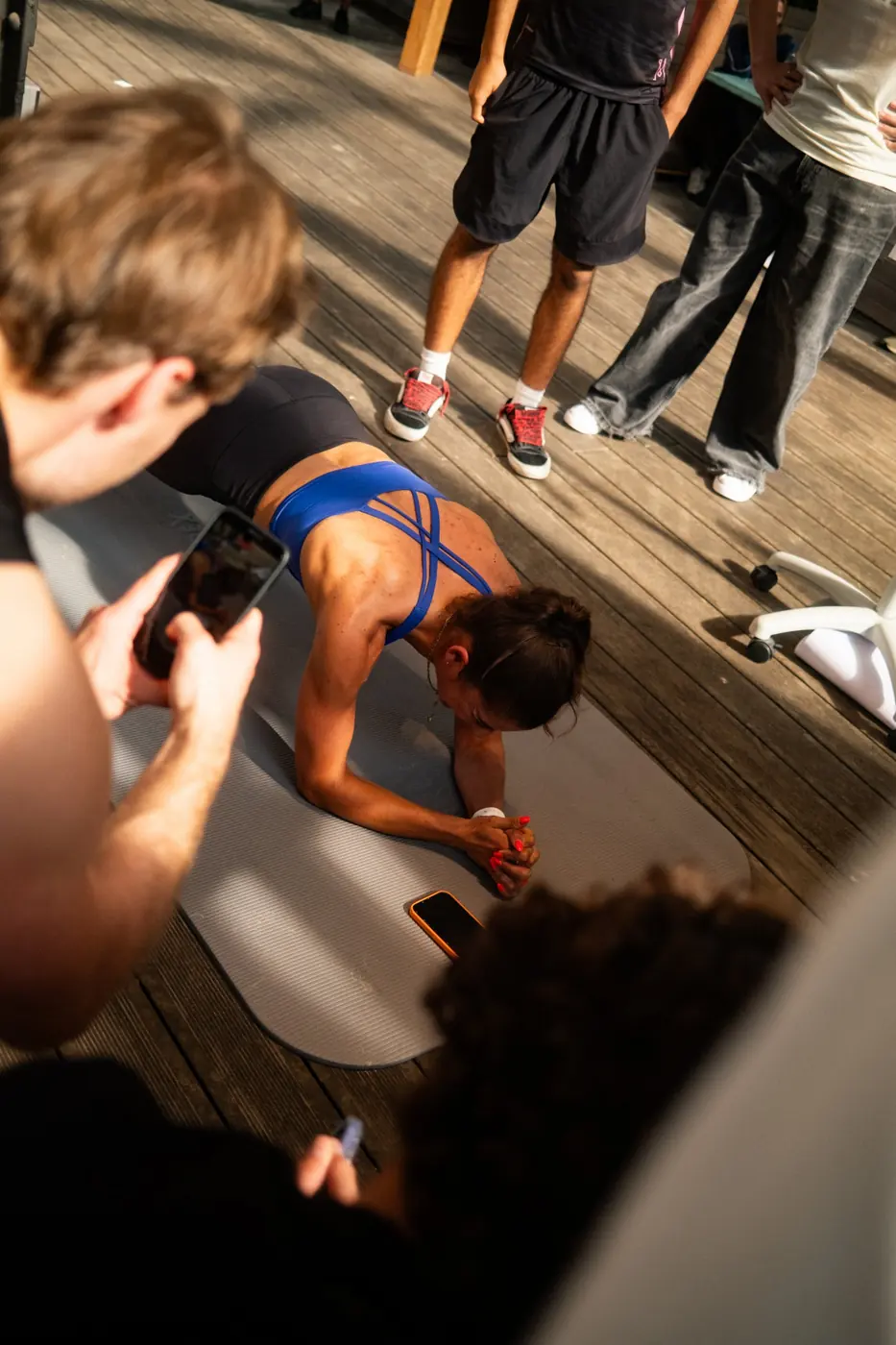 Plank Challenge, Zuschauer filmen mit