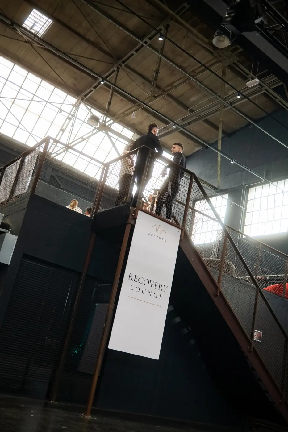 Treppe zur Recovery Lounge in der Industriehalle